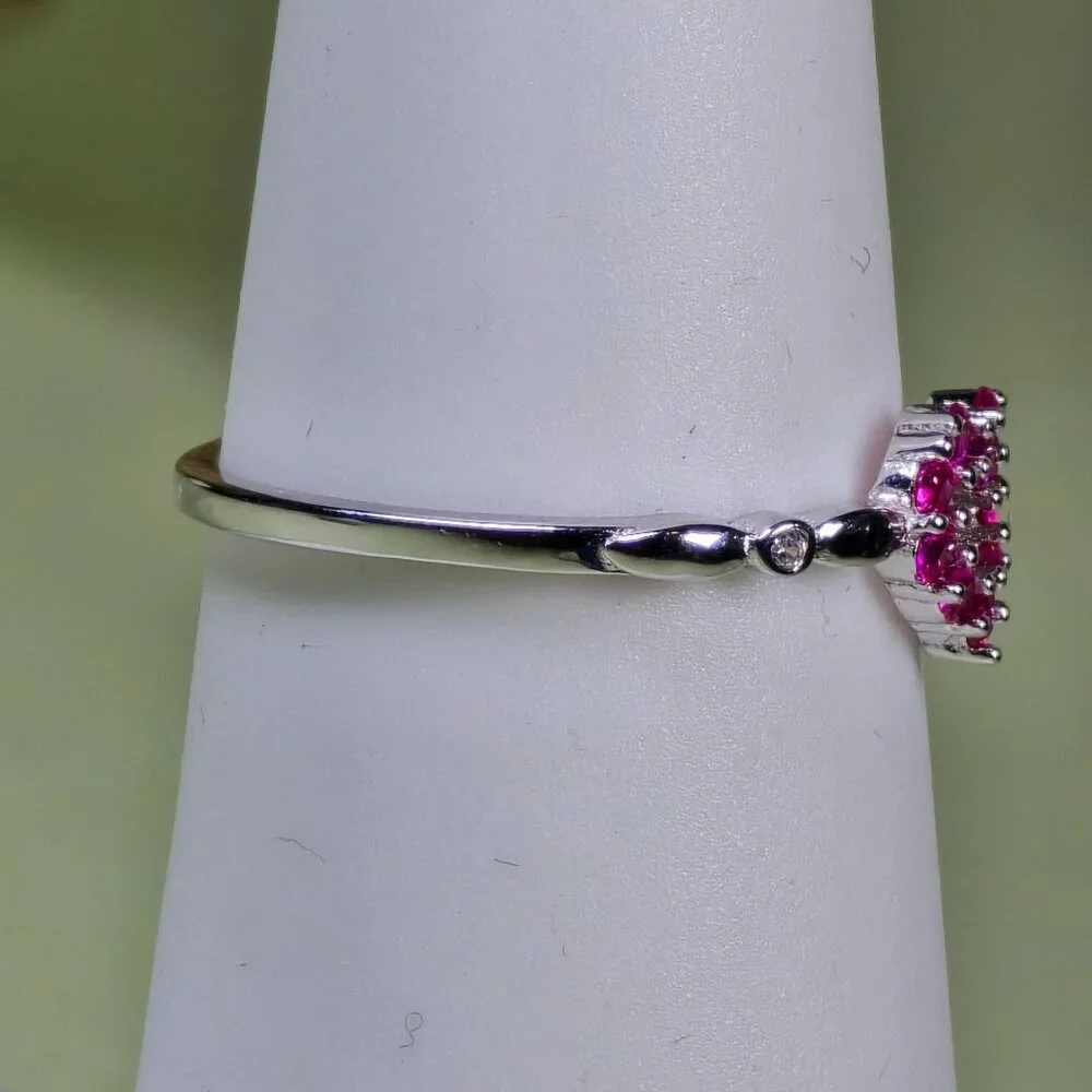 Sterling Silver Heart Shaped Ring With Fuchsia Stones Size‎ 6 (NWOT)